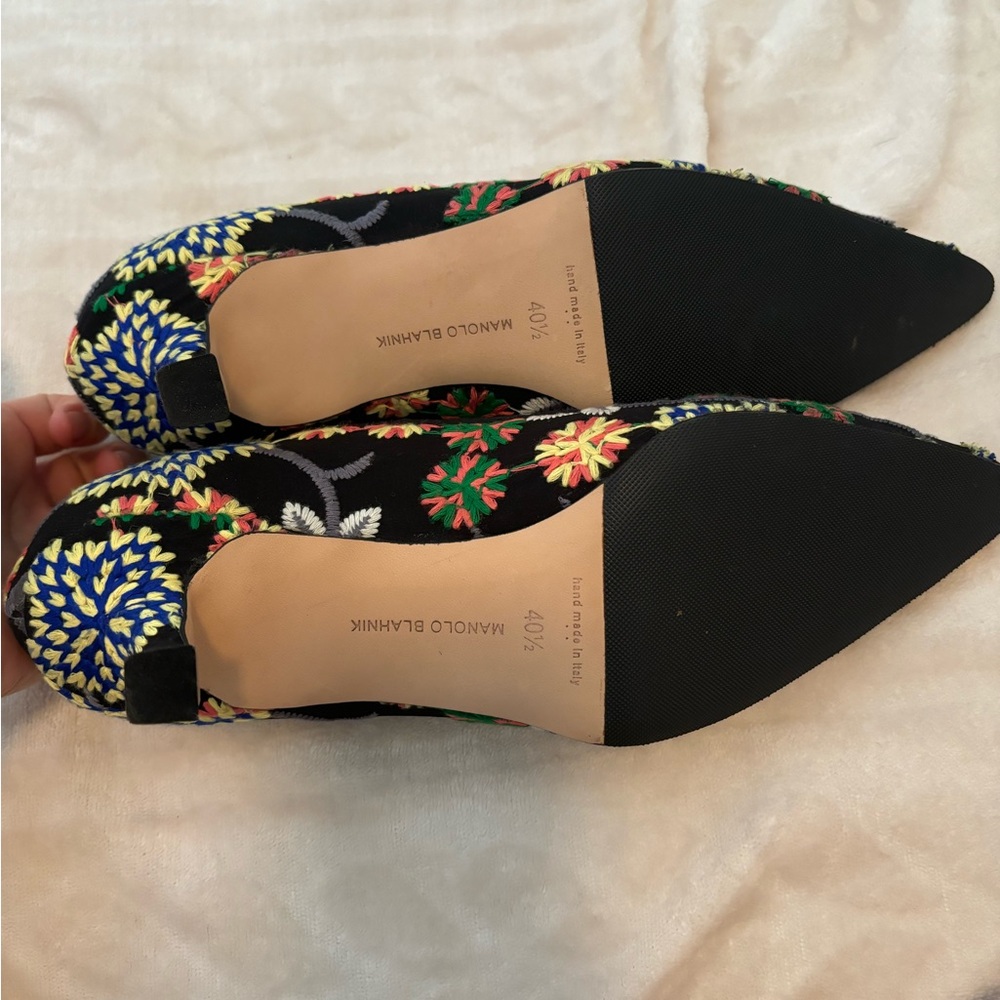 Manolo Blahnik Floral Embroidered Black - Picture 4 of 5